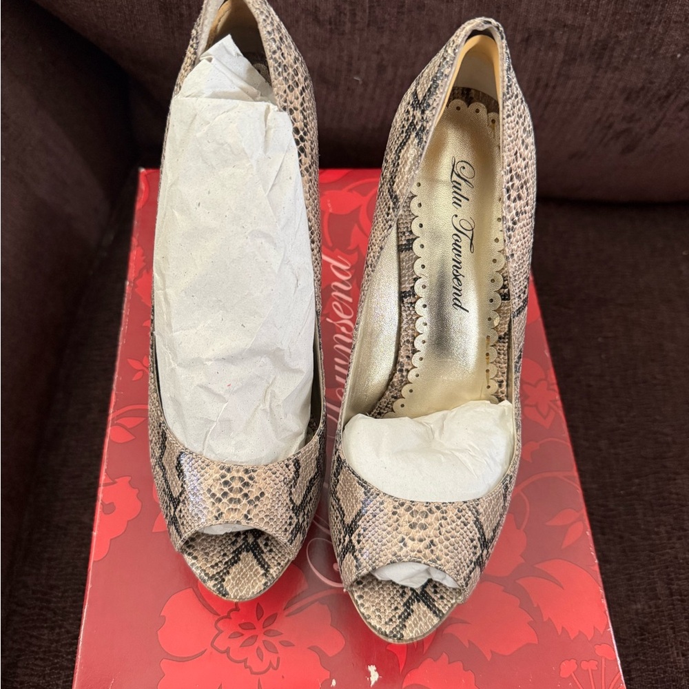 Lulu Townsend Beige Snake-Print Peep-Toe Pumps